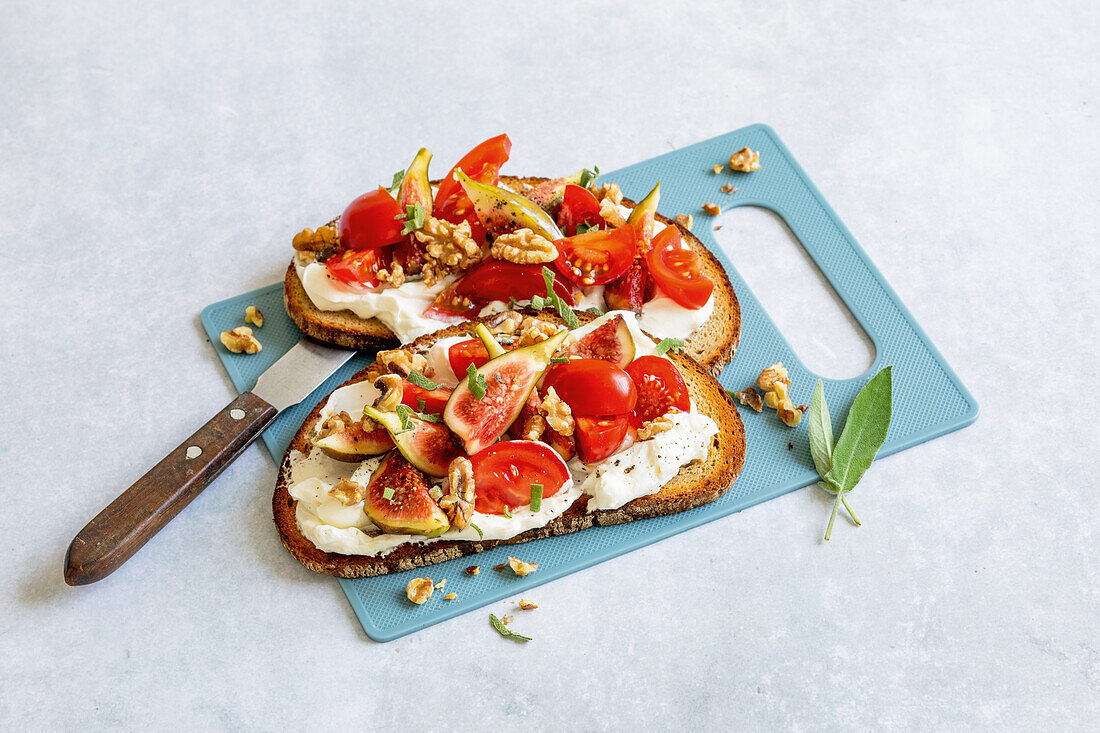 Goat's cheese bruschetta with figs and walnuts