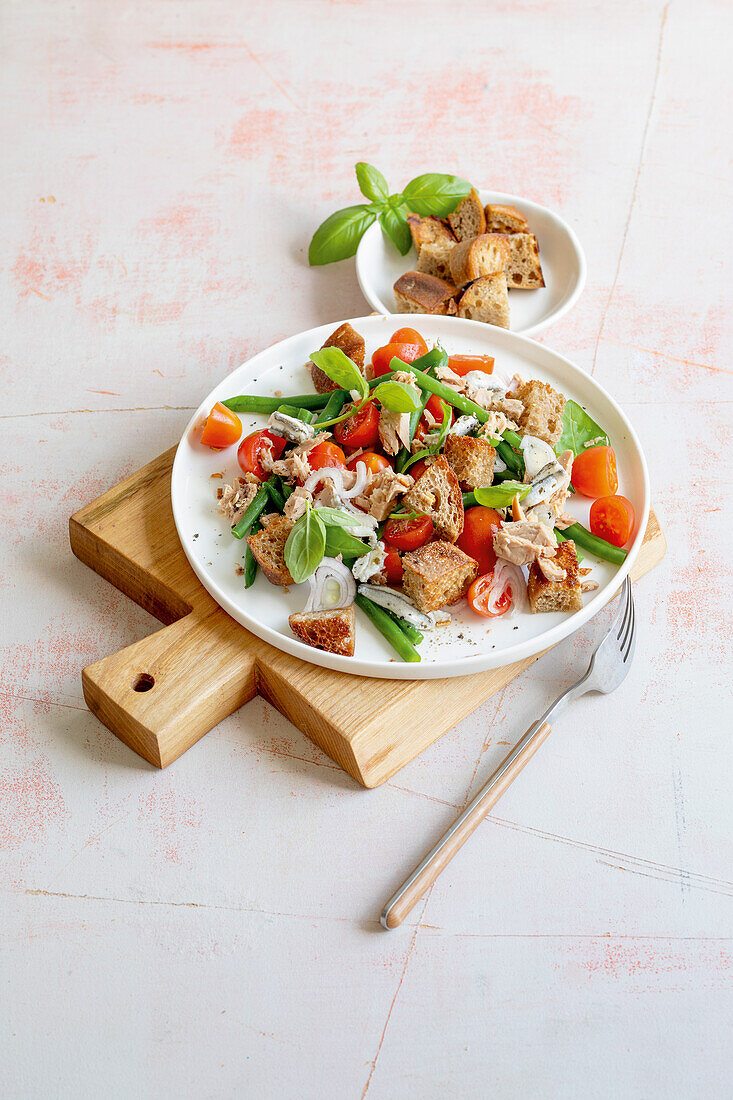 Bohnen-Brot-Salat mit Thunfisch