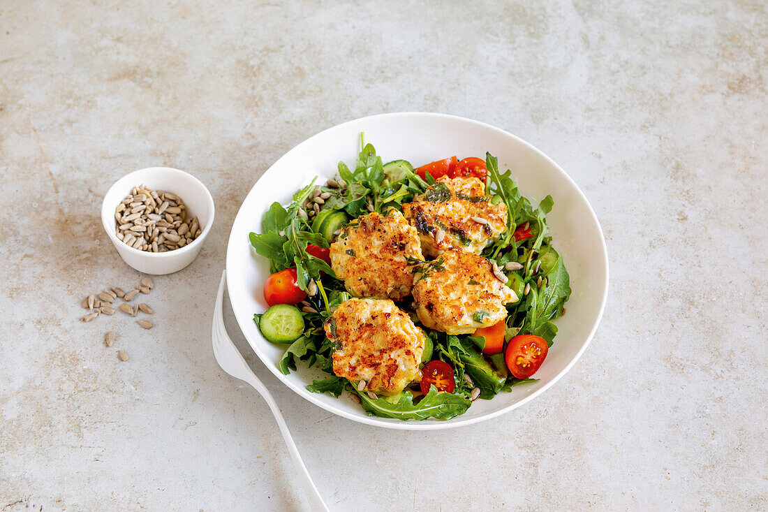 Geflügelbällchen auf Tomaten-Gurken-Salat