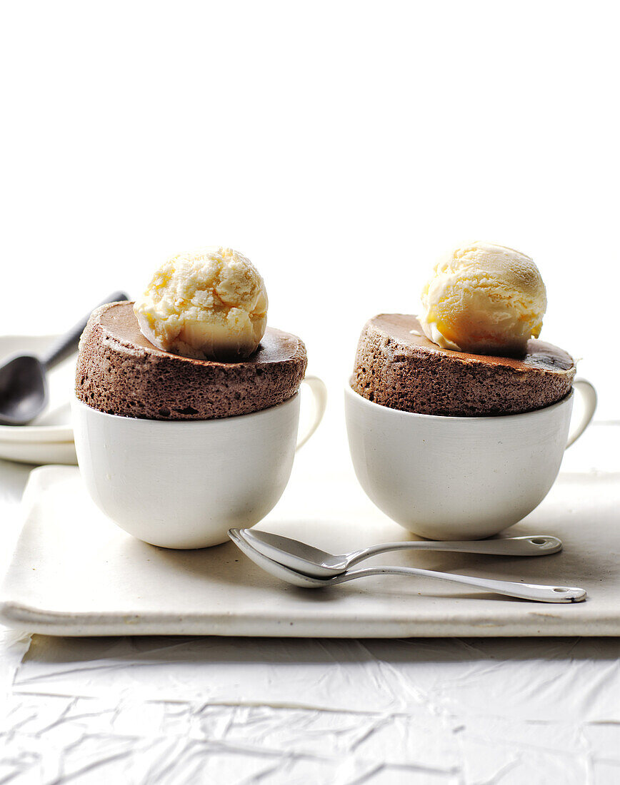 Dunkles Schokoladensoufflé mit Vanilleeis