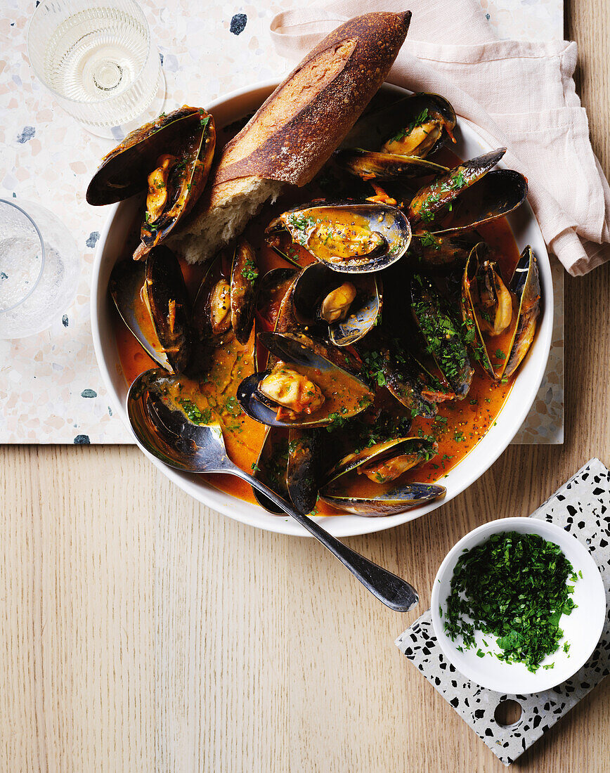 Mussels with cherry tomatoes and garlic