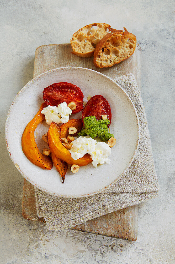 Kürbis-Tomaten-Salat mit Burrata und Haselnüssen