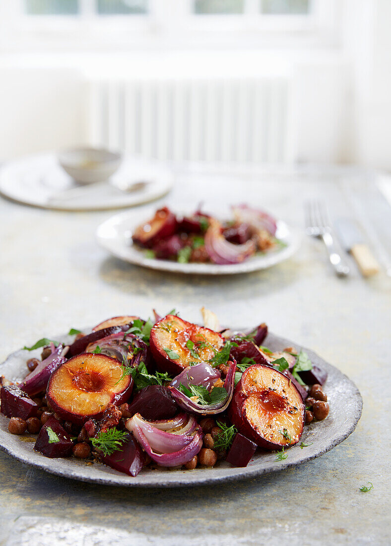 Gerösteter Rote-Bete-Salat mit Pflaumen und schwarzen Erbsen