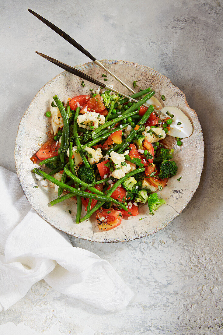 Thai-style vegetable salad with tomatoes, beans and broccoli