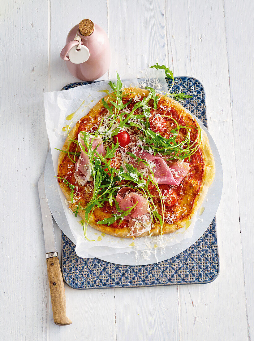 Dinkelpizza mit Rucola und Parmaschinken