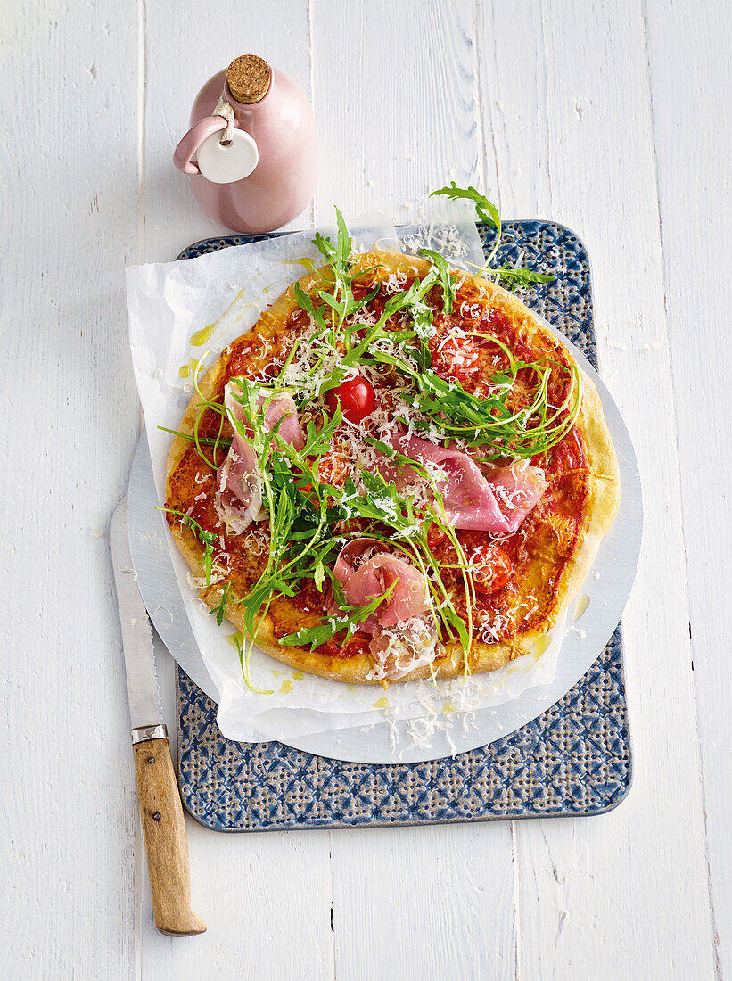 Spelt pizza with rocket and Parma ham