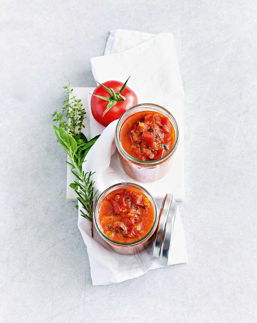 Tomato sugo with herbs