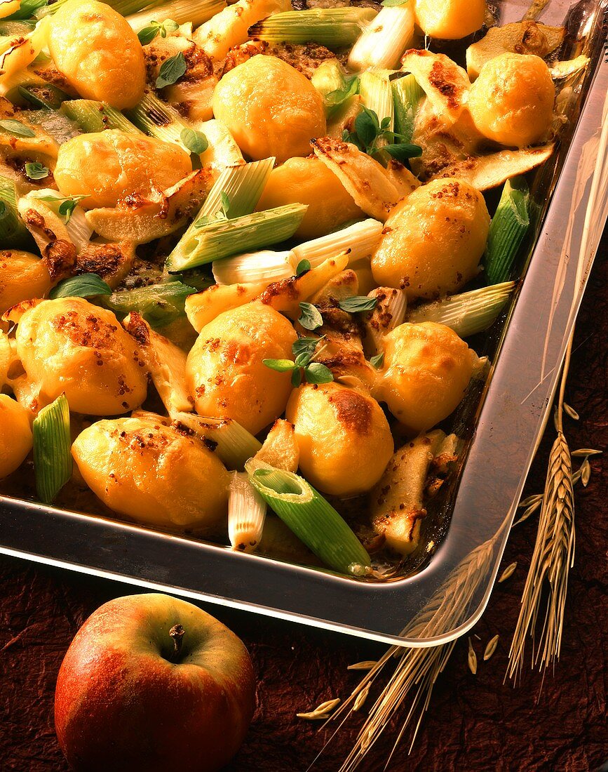 Überbackene Senfkartoffeln mit Äpfeln & Lauch auf Backblech