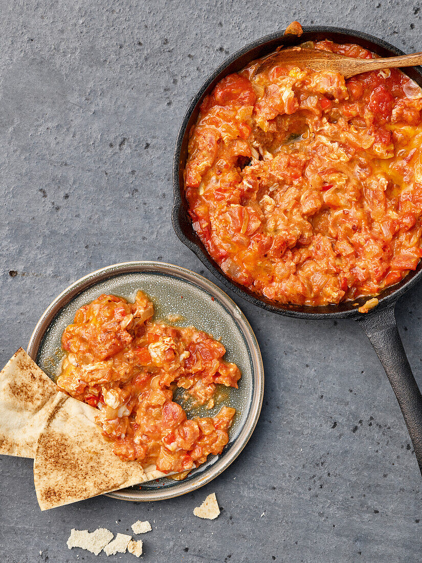 Menemen (türkische Eierspeise mit Tomaten, Paprika und Sucuk)