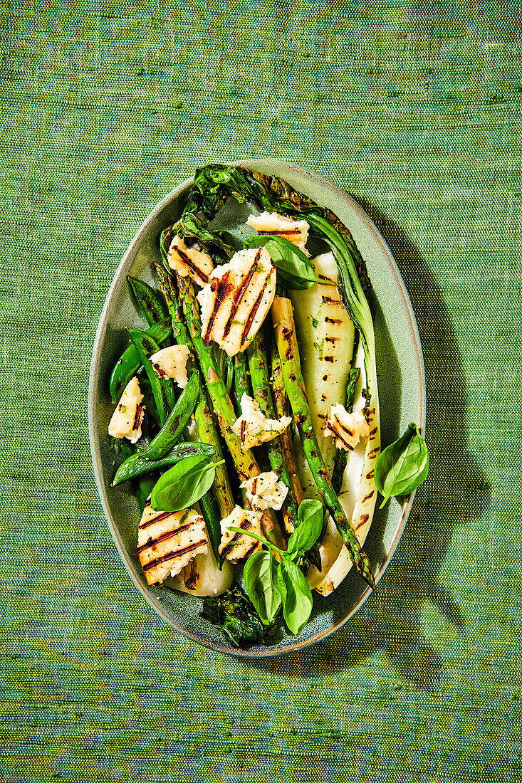 Grilled green vegetables with halloumi