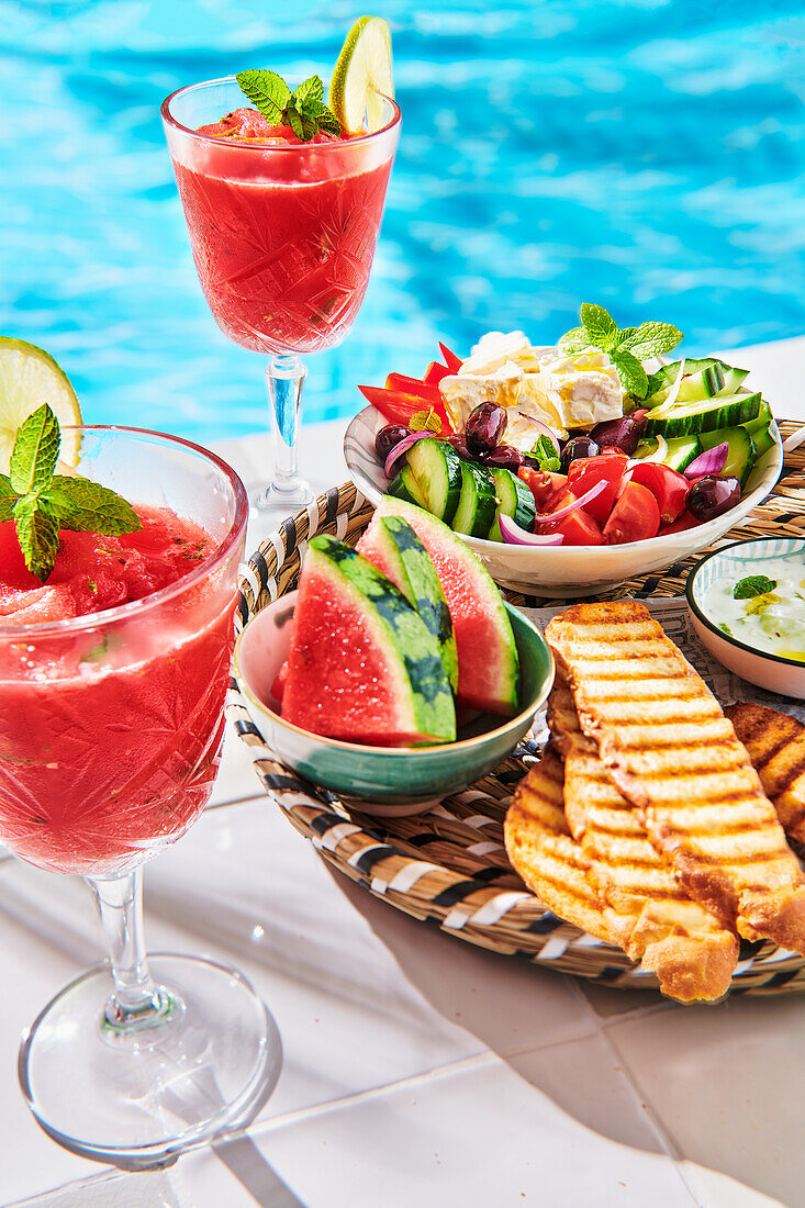 Snacks am Pool - Melonen-Cocktail, gemischter Salat mit Feta und Röstbrot