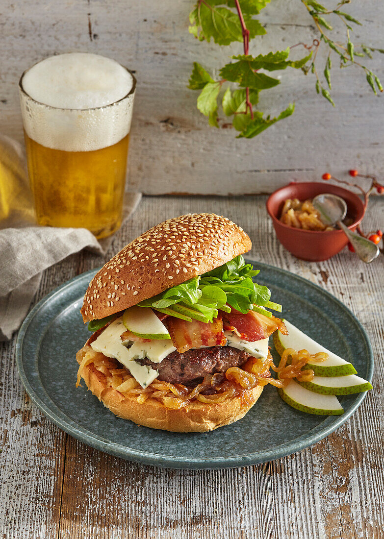 Beef Burger mit Speck, Birne und Blauschimmelkäse