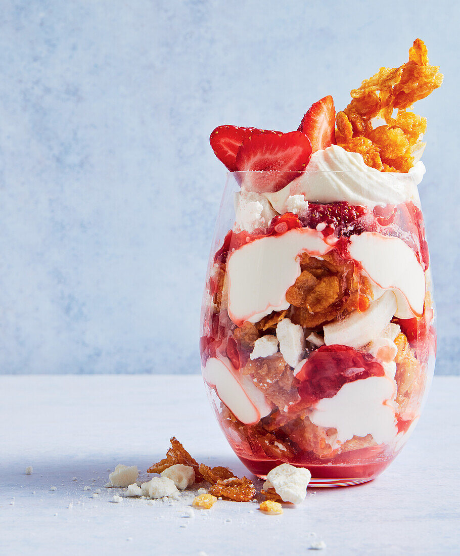 Eton Mess mit Cornflakes und Erdbeeren