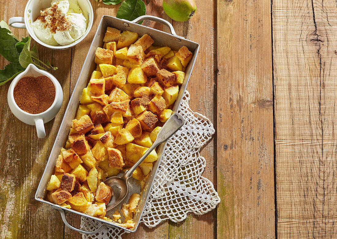 Gebackene Äpfel mit Brot, Zimt und Zucker