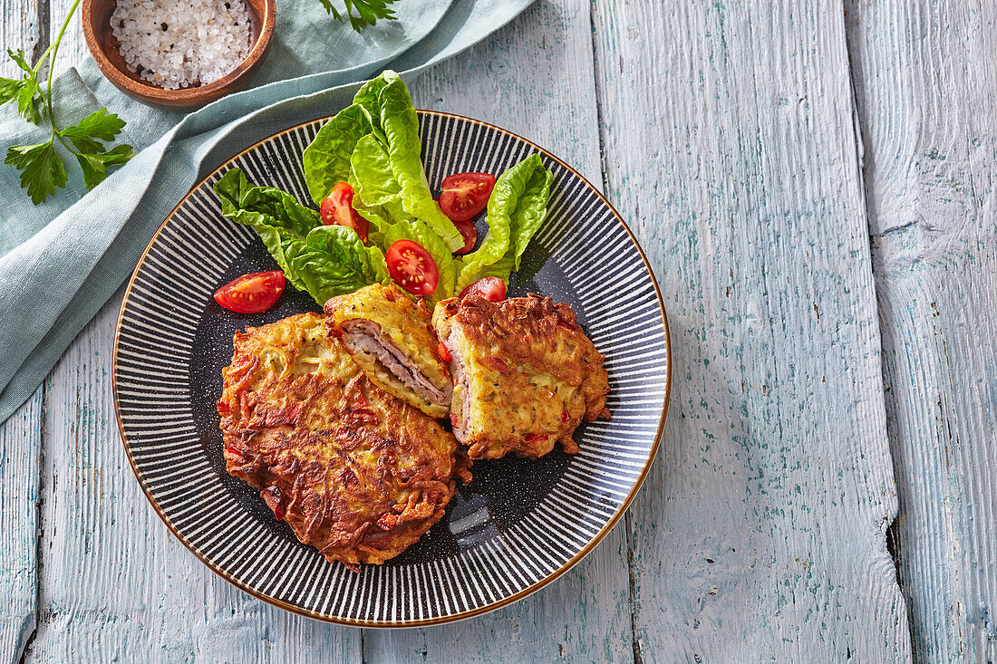 Gebratenes Schweineschnitzel im Kartoffelpuffer