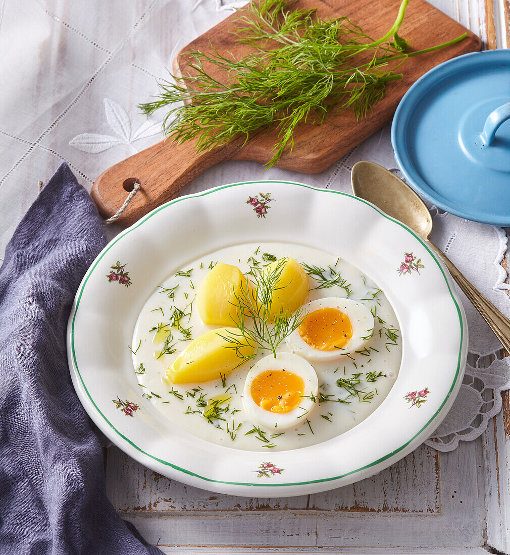 Dillsauce mit hartgekochtem Ei und Kartoffeln