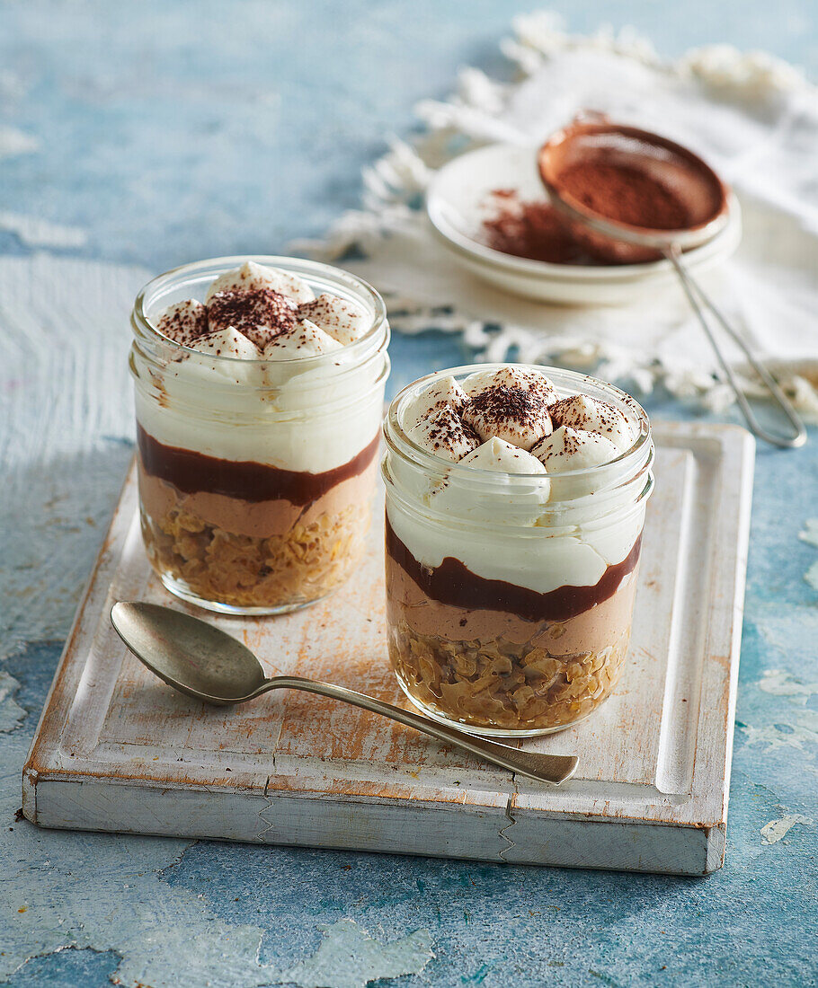 Haferflocken-Tiramisu-Dessert im Glas