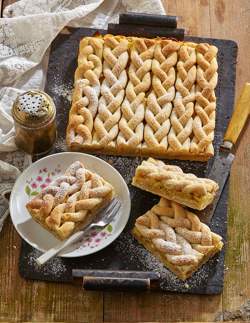 Braided apple pie slices