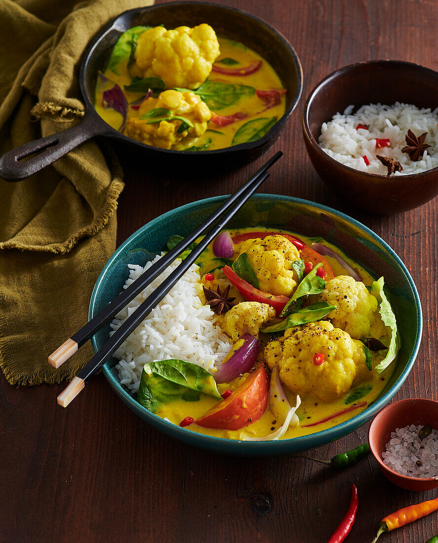 Blumenkohl in Kurkumasauce mit Reis