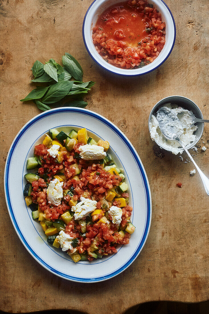 Sommerzucchini mit Tomaten und Ricotta