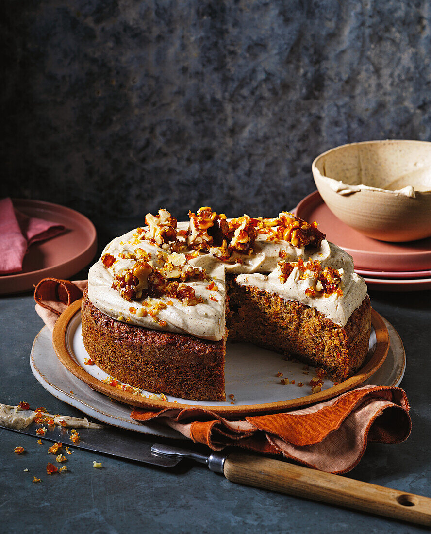 Möhrenkuchen mit kandierten Walnüssen