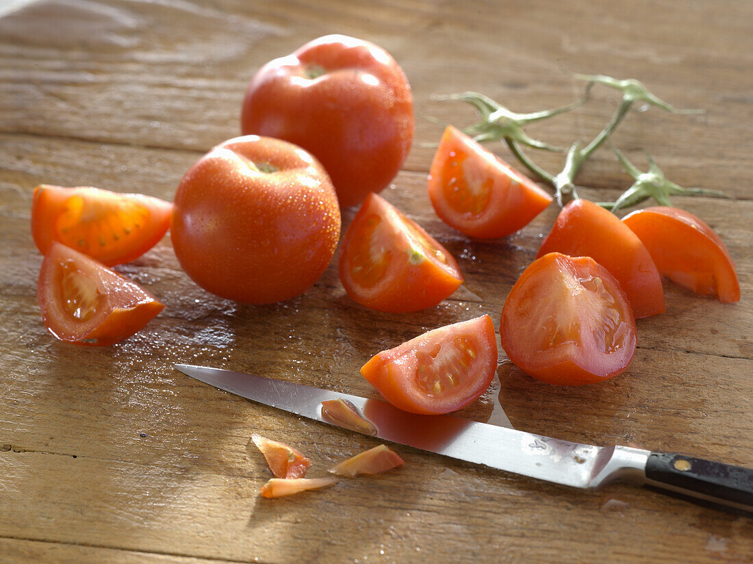 Stielansatz von Tomaten entfernen und in Achtel schneiden
