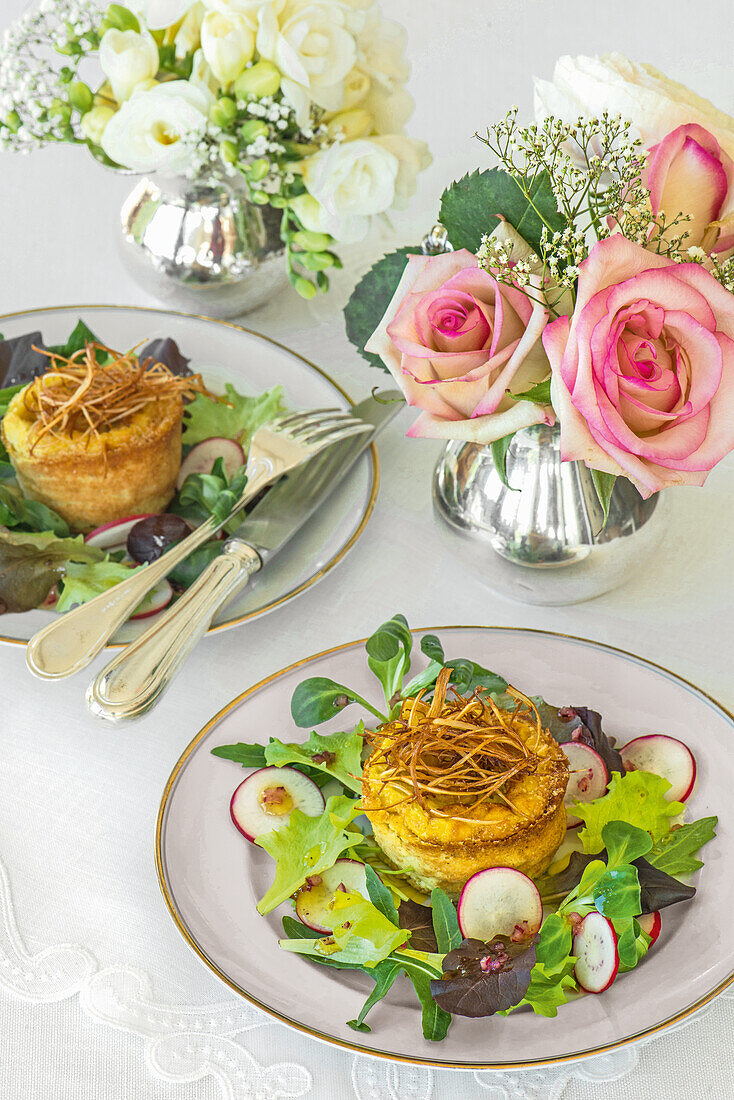 Kleine Roquefort-Flans mit Frühlingszwiebel-Stroh auf Salat