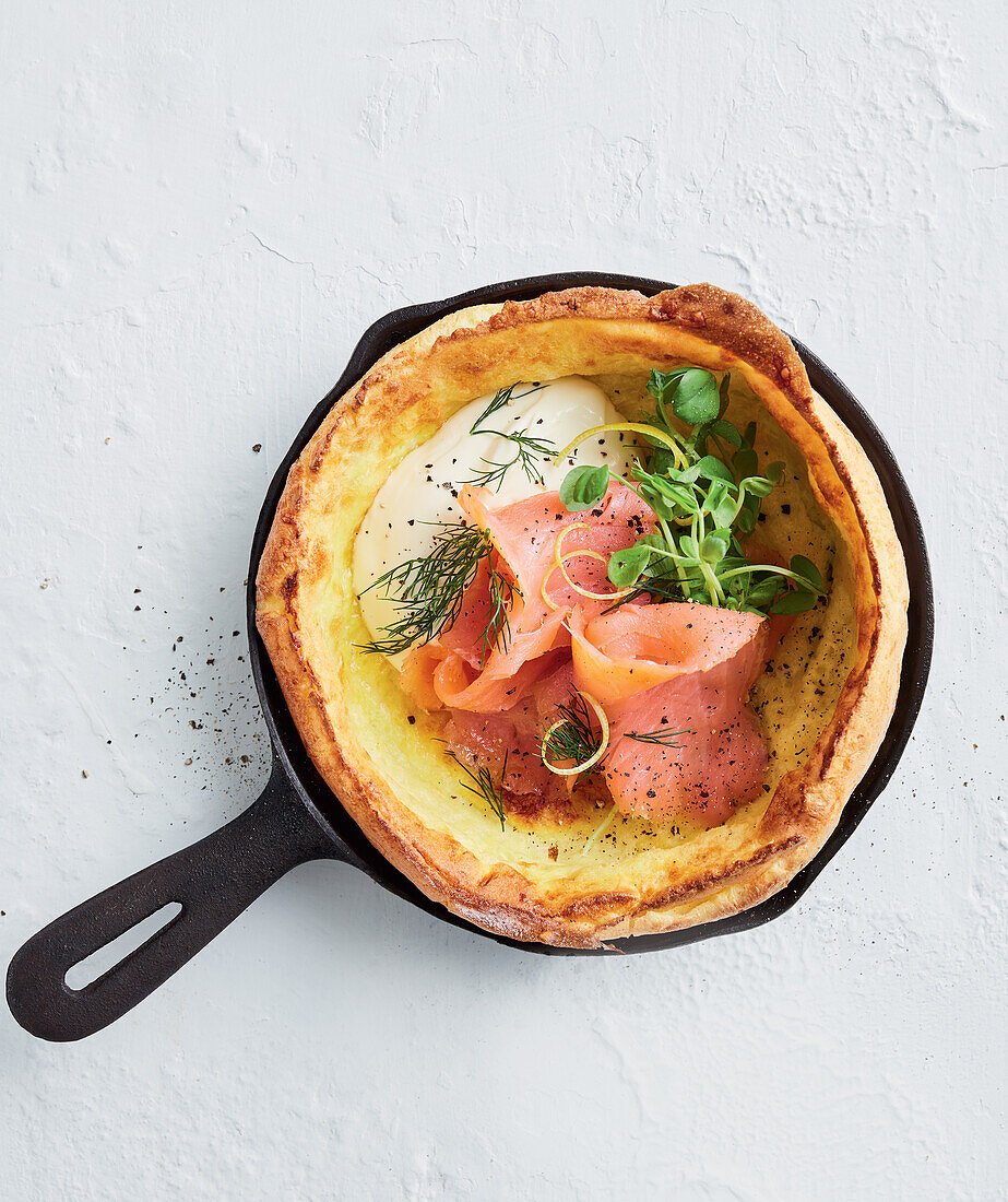 Herzhaftes Dutch Baby mit geräuchertem Lachs