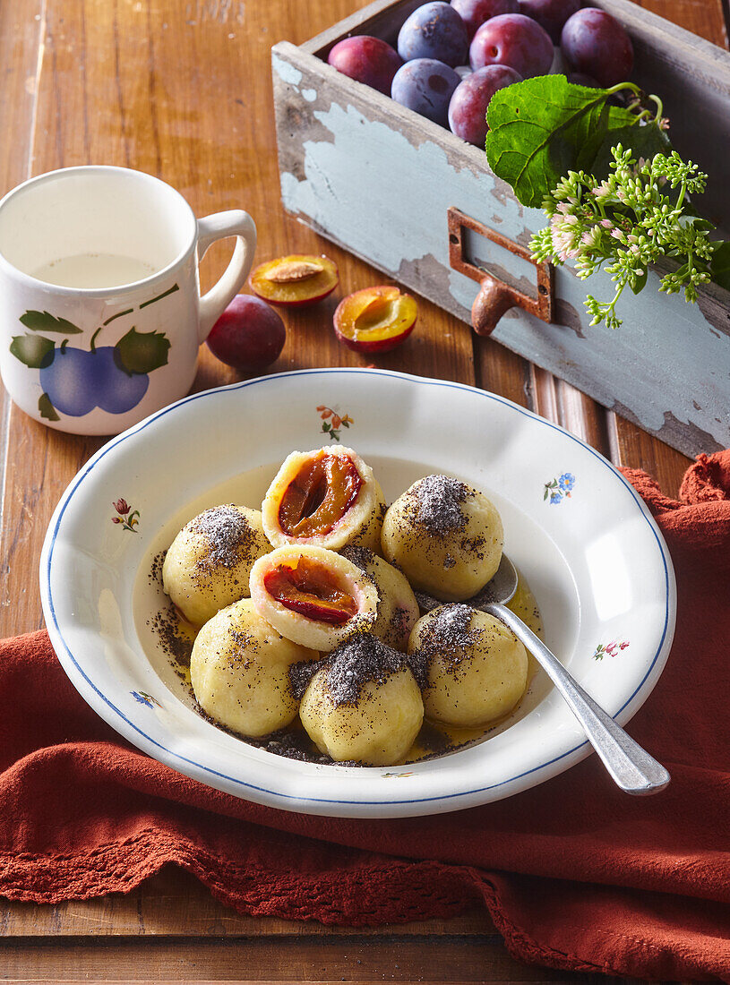 Kartoffelknödel mit Pflaumen und Mohnbutter