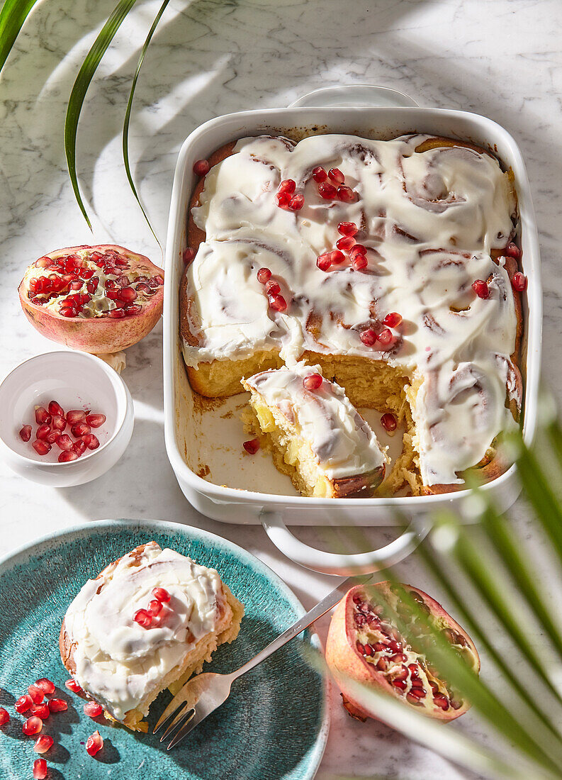 Süße Ananasröllchen mit Granatapfelkernen