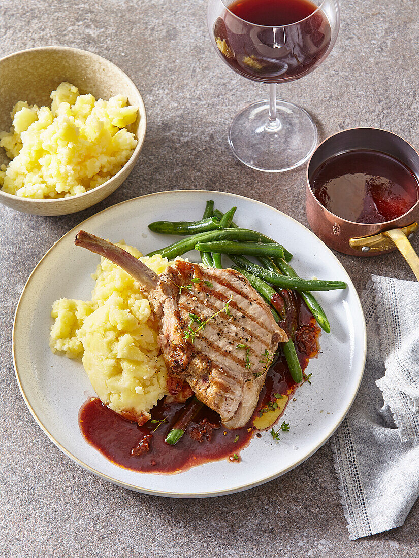 Kalbsschnitzel mit Thymian und Rotweinsauce