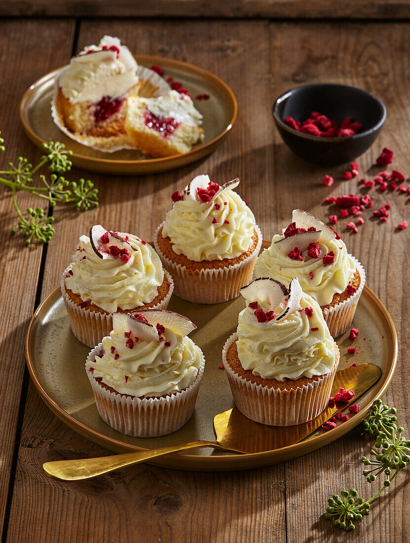 Vanille-Cupcakes mit gefriergetrockneten Himbeeren