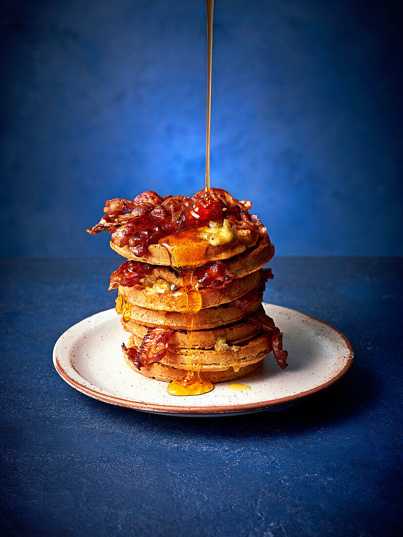 Waffeln mit Speck und heißer Jalapeno-Butter