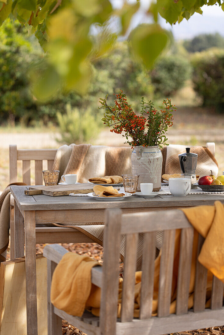 Gedeckter Kaffeetisch im herbstlichen Garten