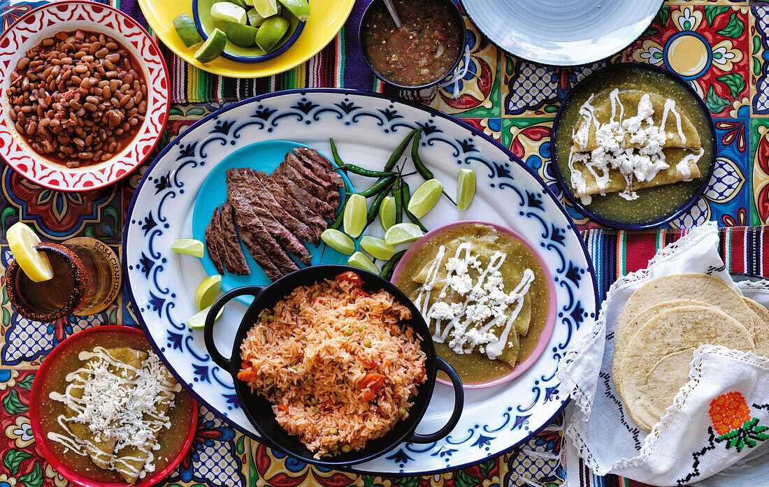 Mexikanisches Buffet mit Bohnen, Steak, Enchiladas und Reis