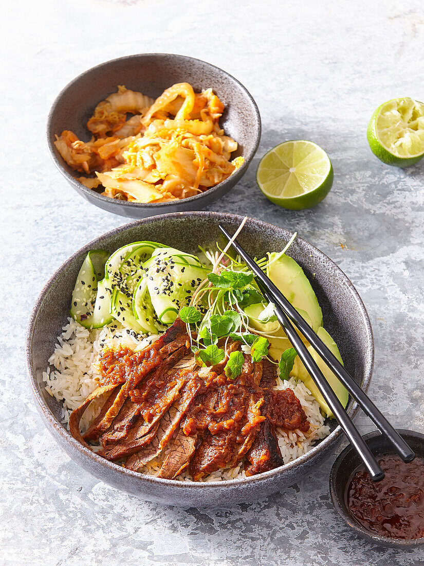 Koreanische Reis-Bowl mit Rindfleisch