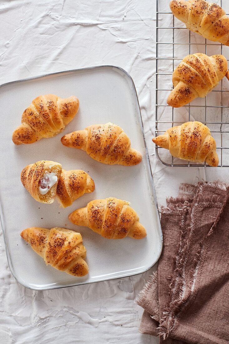 Salzige Croissants mit Robiola-Speck-Füllung