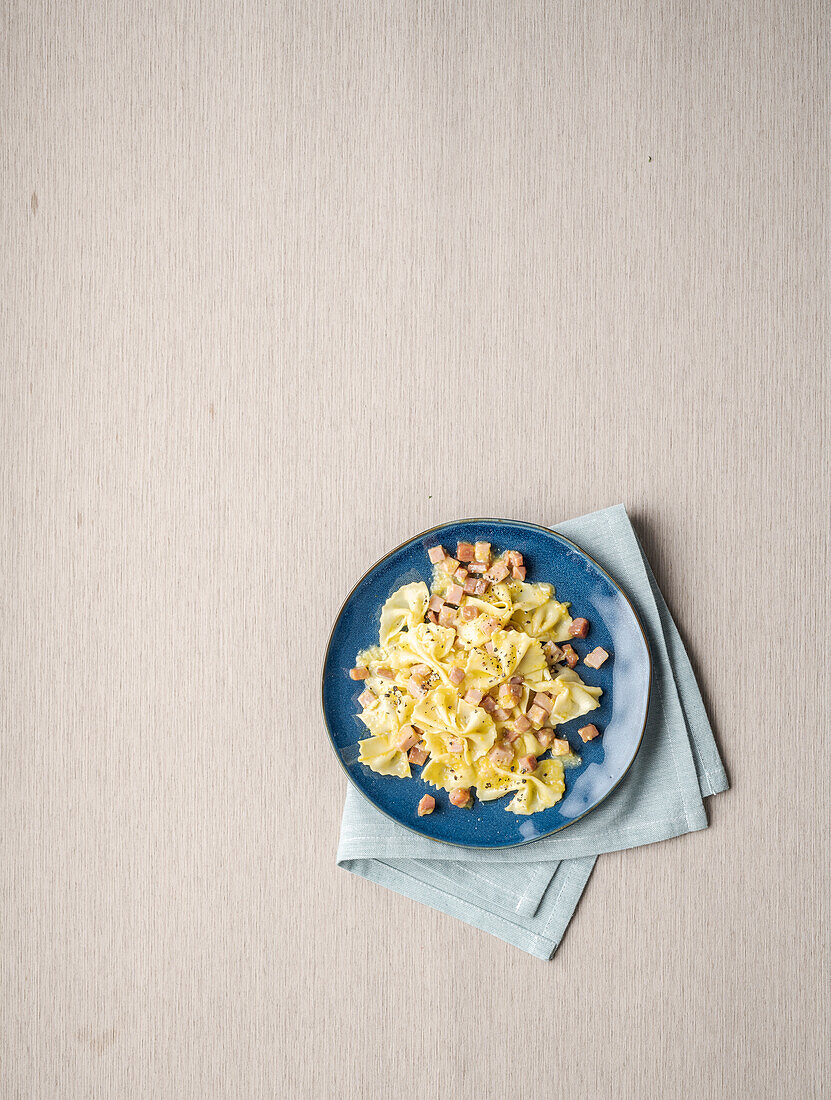 Farfalle mit Schinken und Ei