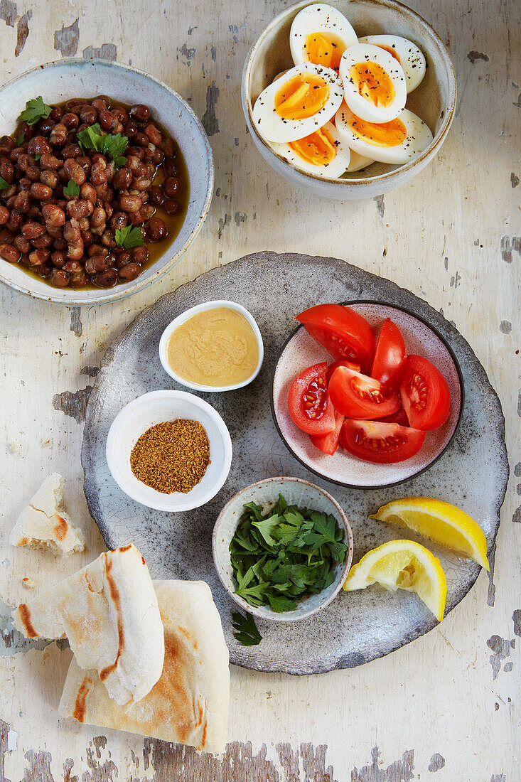 Zutaten für pikanten Ackerbohnensalat mit Ei und Tomate