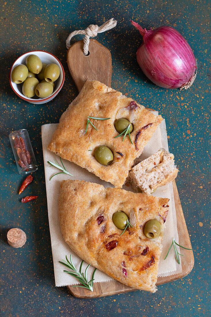 Focaccia mit Oliven, roten Zwiebeln und getrockneten Tomaten