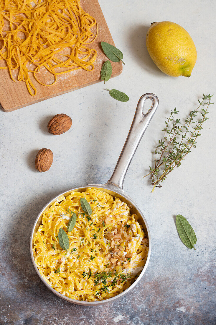 Spaghetti alla Chitarra mit Safran, Ricotta, Gorgonzola und Zitrone