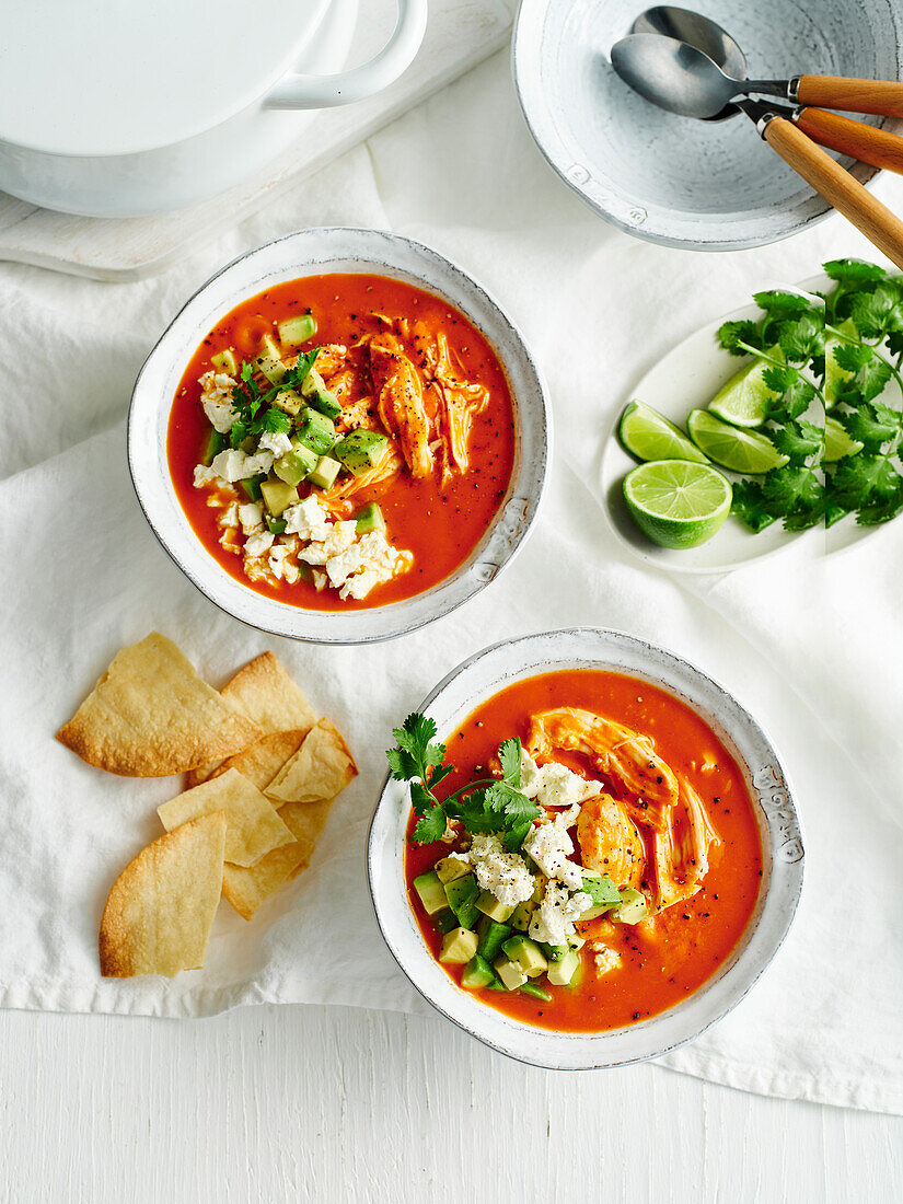 Adobo-Hähnchen-Tortilla-Suppe