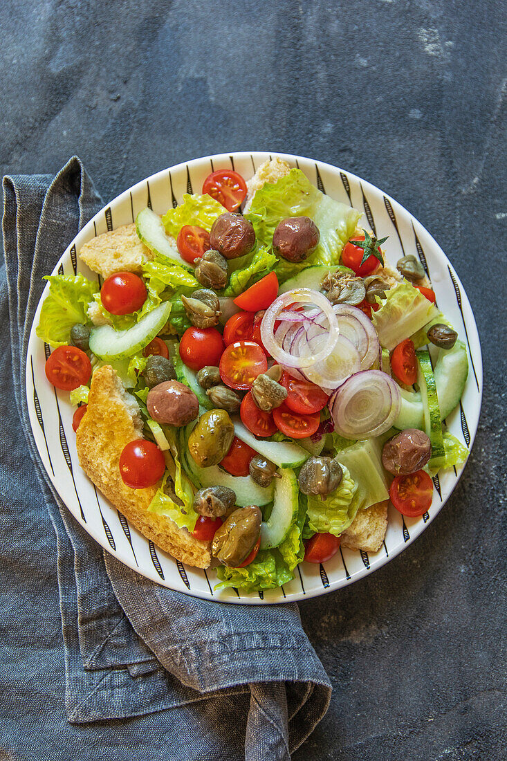 Gemischter Salat mit Caliatu-Brot und Kapern