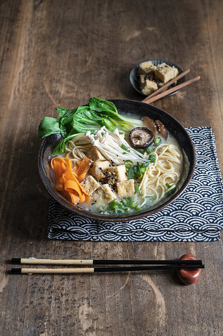 Vegetarisches Ramen mit Tofu und asiatischen Pilzen