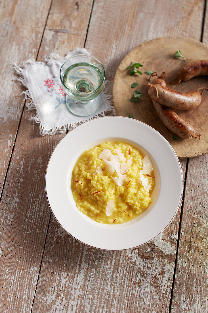 Safranrisotto mit Luganighe und Parmesan