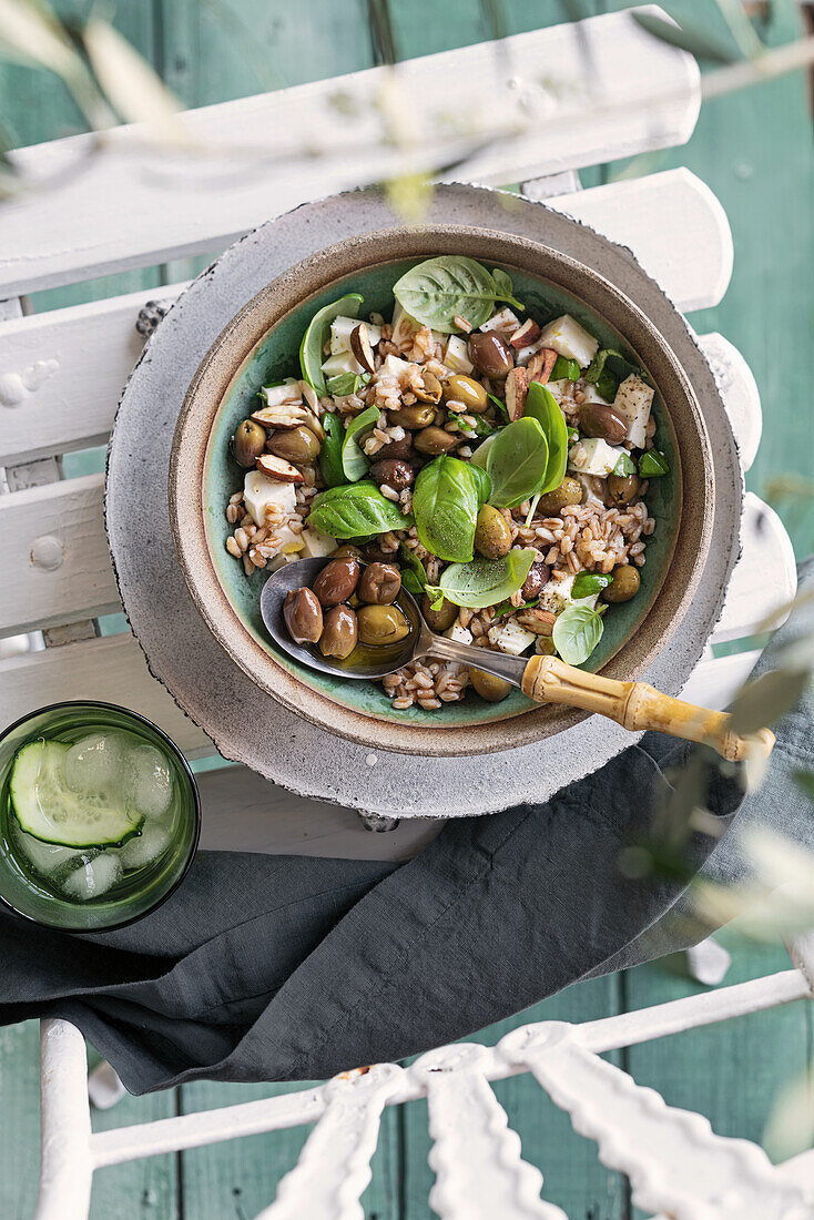 Dinkel-Primosale-Salat mit grünen Oliven und gerösteten Mandeln