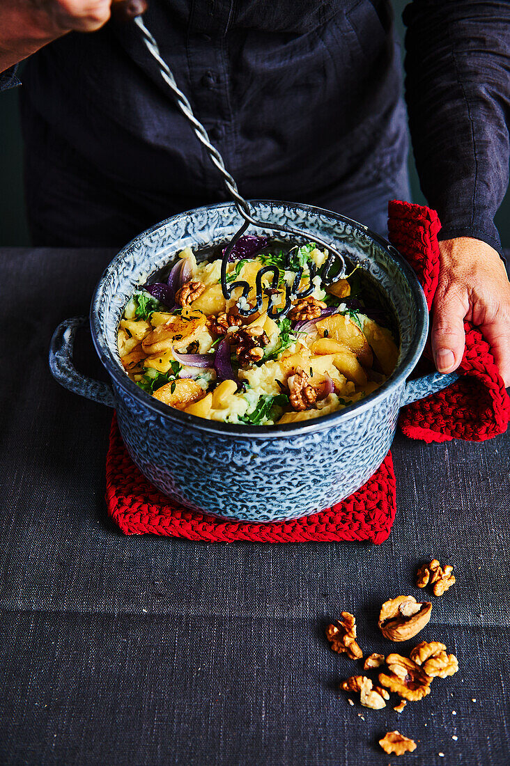 Apfeleintopf mit Rucola und Walnüssen