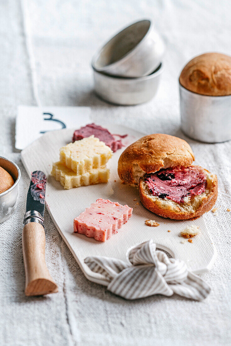 Brioche mit Butter und Marmelade