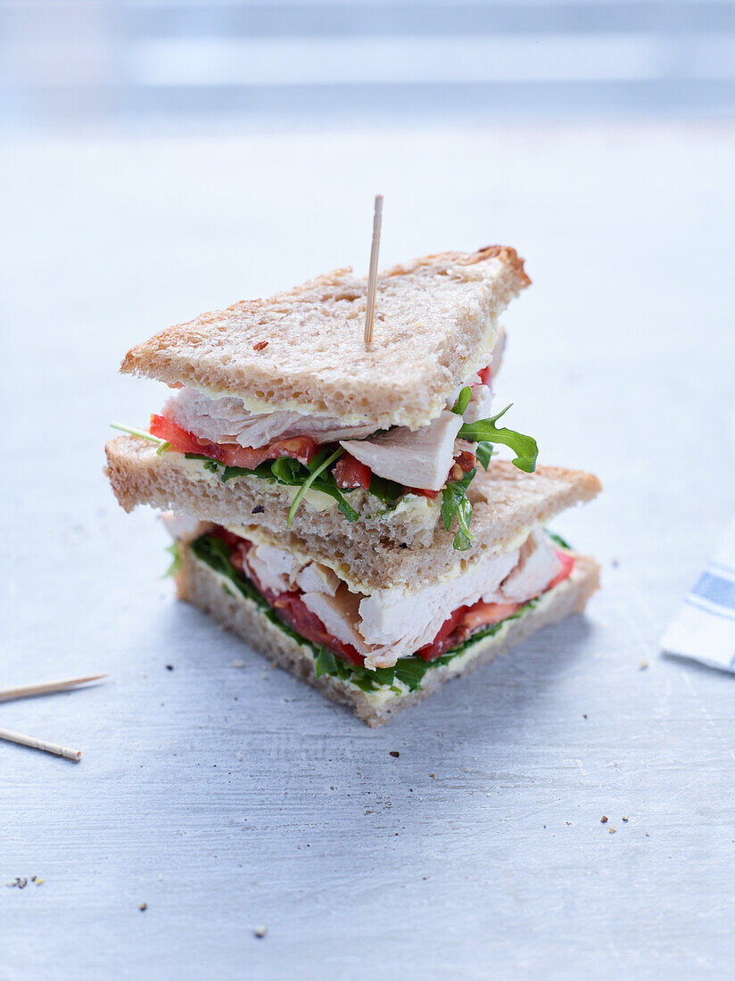 Club-Sandwich mit Pute und Gemüse