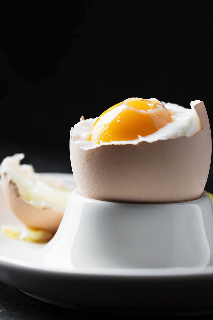 Kernweich gekochtes Ei geöffnet